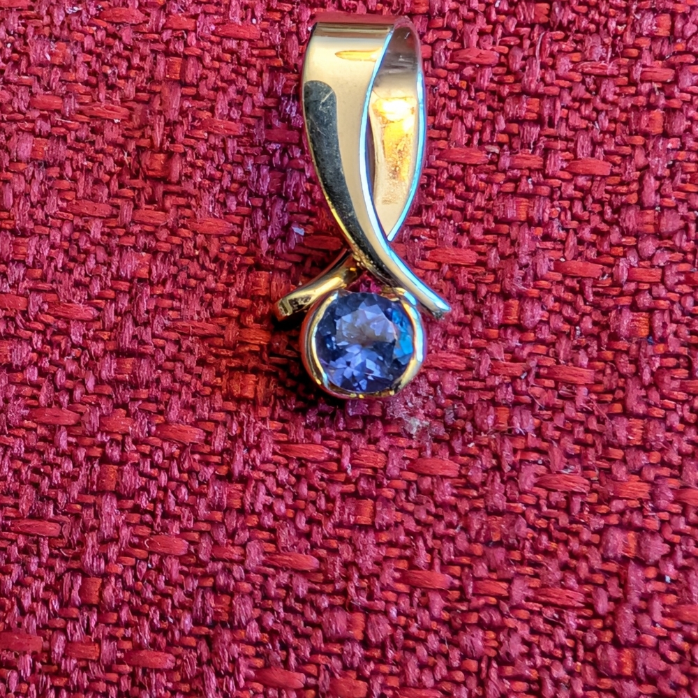 Elegant Gold Necklace with Blue Gemstone